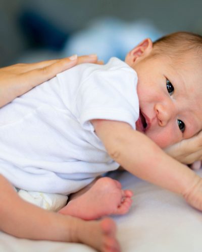 Baby wird gehalten